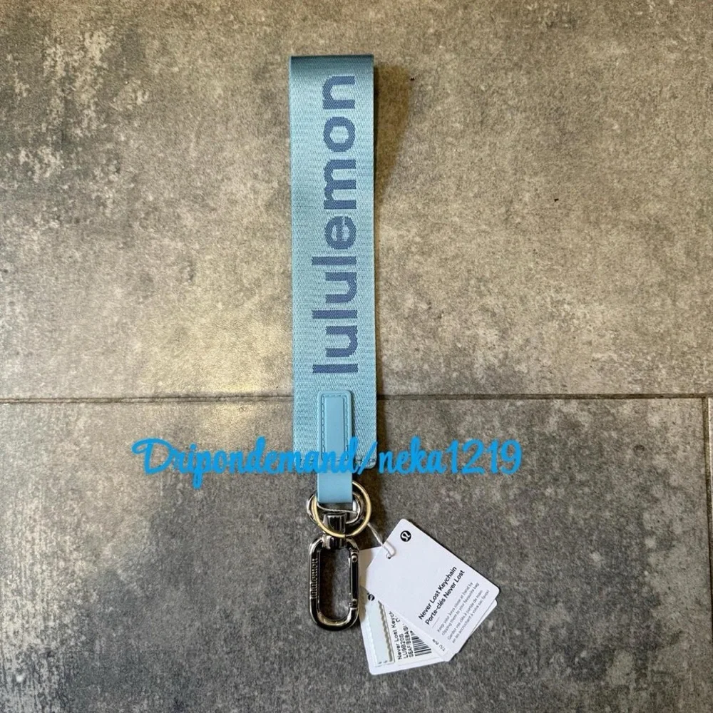 Lululemon Never Lost Keychain- Seafoam/Beach Ball Blue/Silver